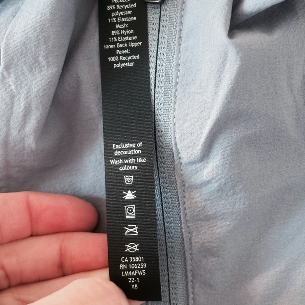 Lululemon M’s Sz L Stretch Cargo Jacket in
Chambray Blue. Like New condition. - Picture 7 of 8